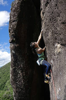 Felskletterer in Aktion bei Anhangava, Curitiba, Brasilien, Südamerika - RHPLF04963