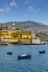 Blick auf Fischerboote im Hafen und St. James Fort, Funchal, Madeira, Portugal, Atlantik, Europa - RHPLF04964