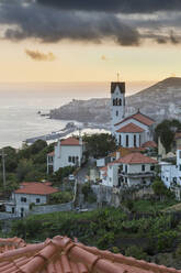 Blick auf die Kirche von Sao Goncalo mit Blick auf den Hafen und die Stadt Funchal bei Sonnenuntergang, Funchal, Madeira, Portugal, Atlantik, Europa - RHPLF04965