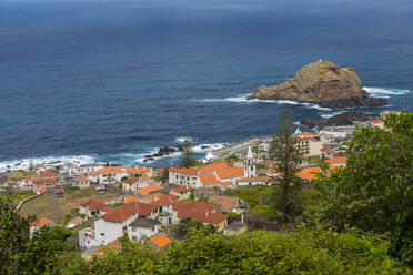 Blick auf die Stadt am Meer von einer erhöhten Position aus, Porto Moniz, Madeira, Portugal, Atlantik, Europa - RHPLF04968