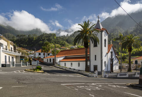Blick auf die kleine Dorfkirche bei Sao Vicente, Madeira, Portugal, Atlantik, Europa - RHPLF04969