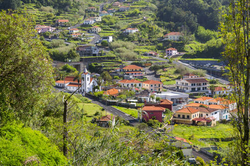 Blick auf die kleine Dorfkirche bei Sao Vicente, Madeira, Portugal, Atlantik, Europa - RHPLF04970