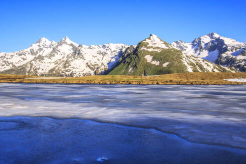 Eisschmelze am Andossi-See während der Schneeschmelze, Chiavenna-Tal, Spluga-Tal, Provinz Sondrio, Valtellina, Lombardei, Italien, Europa - RHPLF04985