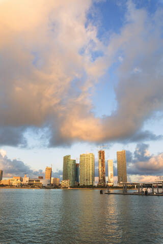 Wolkenkratzer gesehen von Watson Island, Miami, Florida, Vereinigte Staaten von Amerika, Nordamerika, lizenzfreies Stockfoto