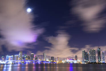Nächtliche Skyline von Downtown Miami von Watson Island, Miami, Florida, Vereinigte Staaten von Amerika, Nordamerika - RHPLF04998