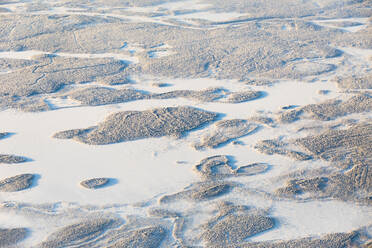 Luftaufnahme von Wald und Hügeln in der gefrorenen Landschaft, Levi, Kittila, Lappland, Finnland, Europa - RHPLF05001