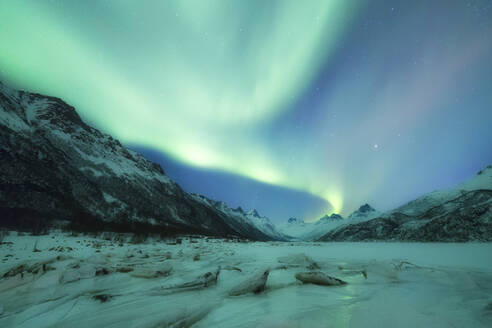 Nordlicht (Aurora borealis) auf zugefrorener See, Olderfjorden, Svolvaer, Lofoten, Nordland, Norwegen, Europa - RHPLF05006