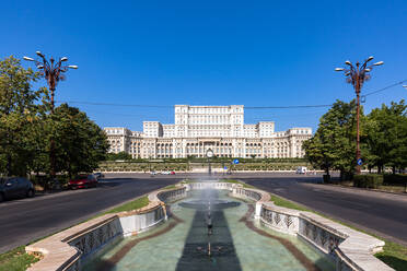 Der riesige Parlamentspalast (Palatul Parlamentului) in Bukarest an einem klaren, sonnigen Tag, Bukarest, Rumänien, Europa - RHPLF05045