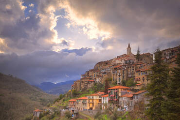 Sonnenuntergang im Dorf Apricale, Provinz Imperia, Ligurien, Italien, Europa - RHPLF05052