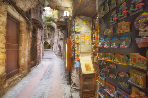 Ausgestellte Souvenirs in einer Straße in Dolceacqua, Provinz Imperia, Ligurien, Italien, Europa - RHPLF05059