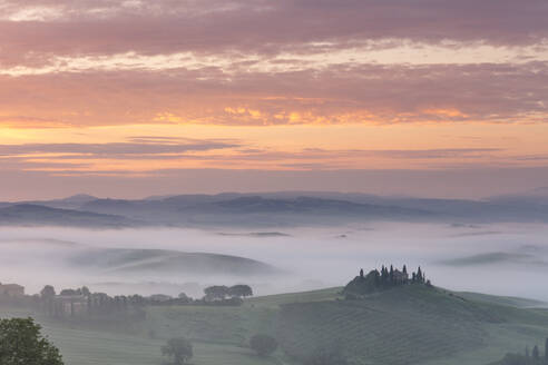 Podere Belvedere und Nebel bei Sonnenaufgang, San Quirico d'Orcia, Val d'Orcia, UNESCO-Weltkulturerbe, Toskana, Italien, Europa - RHPLF05071