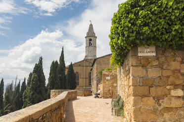 Eine Straße und der Blick auf den Domturm in Pienza, UNESCO-Weltkulturerbe, Toskana, Italien, Europa - RHPLF05075
