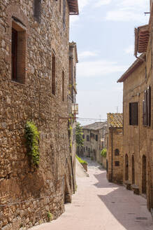 Eine Straße in San Gimignano, UNESCO-Weltkulturerbe, Toskana, Italien, Europa - RHPLF05078