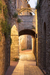 Blick in der Morgendämmerung auf die Straßen von San Gimignano, UNESCO-Weltkulturerbe, Toskana, Italien, Europa - RHPLF05080