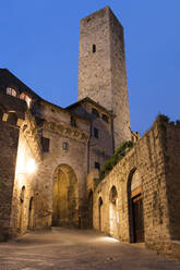 Blick in der Abenddämmerung auf den Torre dei Cugnanesi, San Gimignano, UNESCO-Weltkulturerbe, Toskana, Italien, Europa - RHPLF05081