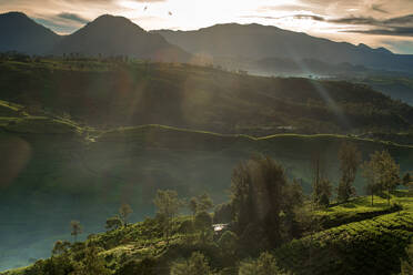 Sonnenaufgang Moment von Giri's Peak, Java, Indonesien, Südostasien, Asien - RHPLF05084