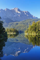 Blick auf den Eibsee mit Zugspitze, bei Grainau, Werdenfelser Land, Oberbayern, Bayern, Deutschland - SIEF08941