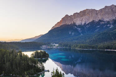 Blick auf den Eibsee mit dem Hotel Eibsee im Hintergrund vor dem Wettersteingebirge, Grainau, Werdenfelser Land, Oberbayern, Bayern, Deutschland - SIEF08942