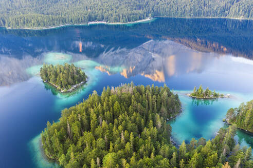 Blick auf den Eibsee mit Spiegelung der Zugspitze am Morgen, Grainau, Werdenfelser Land, Oberbayern, Bayern, Deutschland - SIEF08943