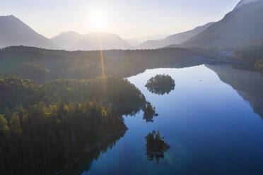 Blick auf den Eibsee mit der Insel Schönbühl und der Sasseninsel bei Sonnenaufgang in Grainau, Werdenfelser Land, Oberbayern, Bayern, Deutschland - SIEF08946