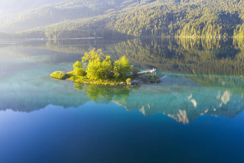 Blick auf die Maximilianinsel und den Eibsee bei Grainau, Werdenfelser Land, Oberbayern, Bayern, Deutschland - SIEF08950