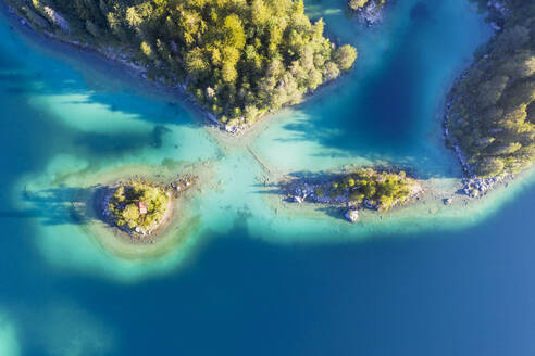 Luftaufnahme des Eibsees mit Insel Schönbichl und Braxeninsel bei Grainau, Werdenfelser Land, Oberbayern, Bayern, Deutschland - SIEF08953