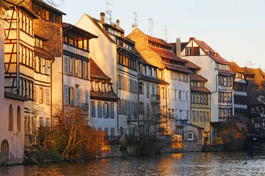 Fluss Ill und Quai de la Bruche, Altstadt Petite France, UNESCO-Weltkulturerbe, Straßburg, Elsass, Frankreich, Europa - RHPLF05090