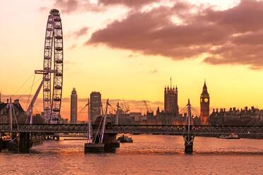 Skyline von London in der Abenddämmerung, mit London Eye (Millennium Wheel), Big Ben und Houses of Parliament, London, England, Vereinigtes Königreich, Europa - RHPLF05093