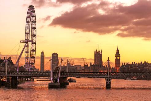 Skyline von London in der Abenddämmerung, mit London Eye (Millennium Wheel), Big Ben und Houses of Parliament, London, England, Vereinigtes Königreich, Europa - RHPLF05093