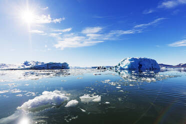 Mit Eisbergen gefüllte Gletscherlagune, Spitzbergen, Svalbard, Arktis, Norwegen, Europa - RHPLF05100