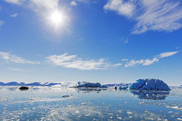 Mit Eisbergen gefüllte Gletscherlagune, Spitzbergen, Svalbard, Arktis, Norwegen, Europa - RHPLF05101