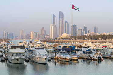 Moderne Stadtsilhouette und Yachthafen, Abu Dhabi, Vereinigte Arabische Emirate, Naher Osten - RHPLF05121