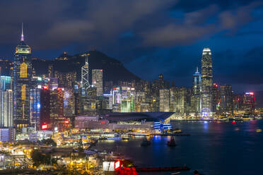 Blick von oben auf den Hafen und den zentralen Bezirk von Hongkong Island und Victoria Peak, Hongkong, China, Asien - RHPLF05128