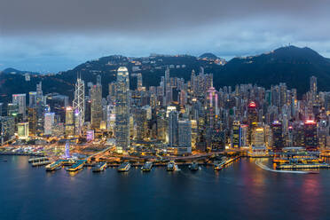 Blick von oben auf den Hafen und den zentralen Bezirk von Hongkong Island und Victoria Peak, Hongkong, China, Asien - RHPLF05130