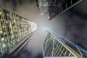 Niedriger Blickwinkel auf Wolkenkratzer in Central, Hongkong Island, Hongkong, China, Asien - RHPLF05131