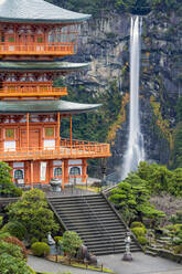 Nachisan Seiganto-ji-Pagode am Kumano Nachi-Schrein mit Nachi-Wasserfall im Hintergrund, Wakayama, Japan, Asien - RHPLF05132