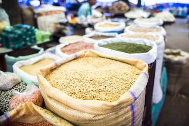 Linsen zu verkaufen in Chaudi Market, Goa, Indien, Asien - RHPLF05133