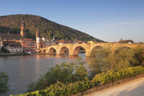 Altstadt mit Karl-Theodor-Brücke (Alte Brücke), Tor und Heilig-Geist-Kirche, Heidelberg, Baden-Württemberg, Deutschland, Europa - RHPLF05138