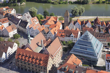 Blick vom Ulmer Münster auf die Altstadt mit Rathaus und neuer Zentralbibliothek, Ulm, Baden-Württemberg, Deutschland, Europa - RHPLF05140