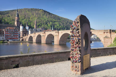 Heidelberger Liebessteinfelsen, Karl-Theodor-Brücke (Alte Brücke), Tor und Heilig-Geist-Kirche, Heidelberg, Baden-Württemberg, Deutschland, Europa - RHPLF05143