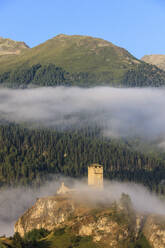 Turm der Burg Steinsberg umrahmt von Wald, Ardez, Kreis Inn, Unterengadin, Kanton Graubünden, Schweiz, Europa - RHPLF05155