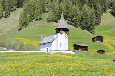 Alpenkirche und Hütten, Davos, Kanton Graubünden, Region Prettigovia Davos, Schweiz, Europa - RHPLF05159