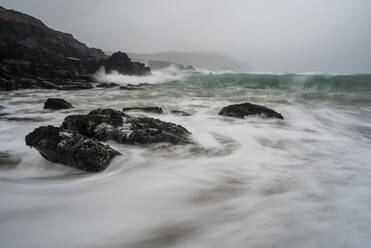 Einlaufende Flut, Clogher Bay, Clogher, Dingle-Halbinsel, Grafschaft Kerry, Munster, Republik Irland, Europa - RHPLF05180