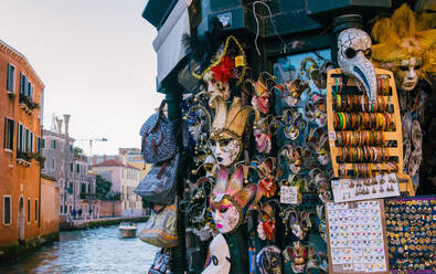 Typische venezianische Masken zu verkaufen in Venedig, Veneto, Italien, Europa - RHPLF05203