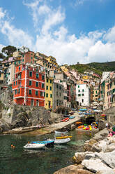 Die bunten Gebäude und Boote im Hafen von Riomaggiore, Cinque Terre, UNESCO-Weltkulturerbe, Ligurien, Italien, Europa - RHPLF05224