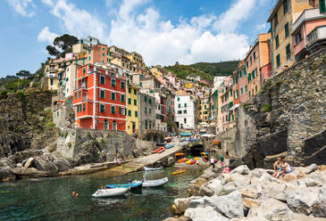 Die bunten Gebäude und Boote im Hafen von Riomaggiore, Cinque Terre, UNESCO-Weltkulturerbe, Ligurien, Italien, Europa - RHPLF05225