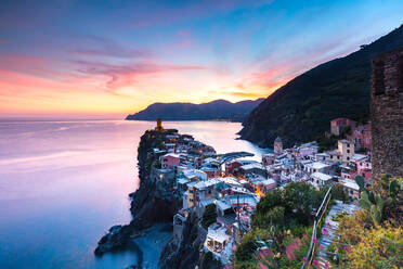 Die Reste eines atemberaubenden Sonnenuntergangs über der Altstadt und dem Hafen von Vernazza, Cinque Terre, UNESCO-Weltkulturerbe, Ligurien, Italien, Europa - RHPLF05226