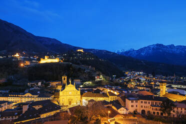 Castelgrande und La Collegiata Kirche von St. Peter und Stephan, UNESCO Weltkulturerbe, Bellinzona, Tessin, Schweiz, Europa - RHPLF05227