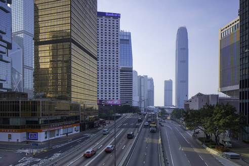 International Finance Centre (IFC) und Connaught Road, Central, Hongkong Island, Hongkong, China, Asien - RHPLF05235