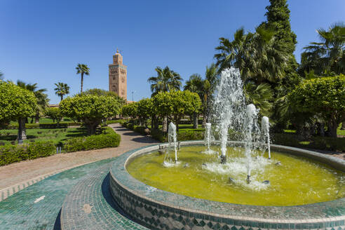 Blick auf die Koutoubia-Moschee und den Springbrunnen im Parc Lalla Hasna bei Tag, Marrakesch, Marokko, Nordafrika, Afrika - RHPLF05244